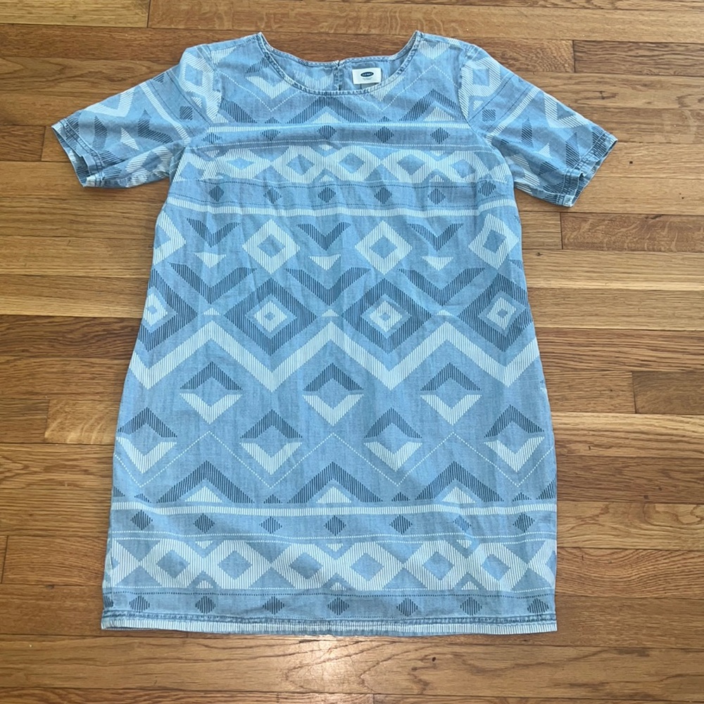 Lightweight shirt dress. Denim-blue color. Easy and loose fit.